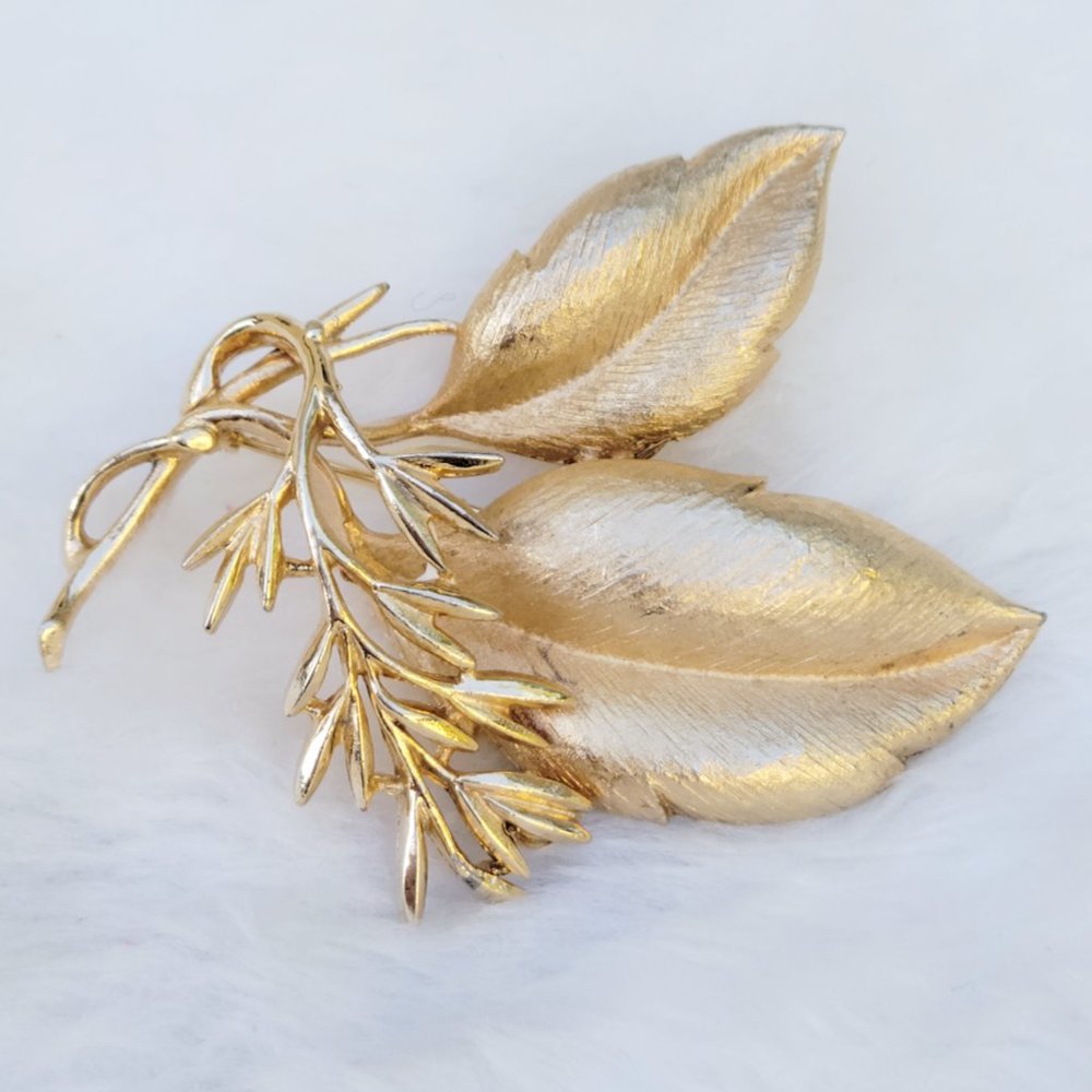 Vintage Sara Coventry brushed gold tone leaf brooch